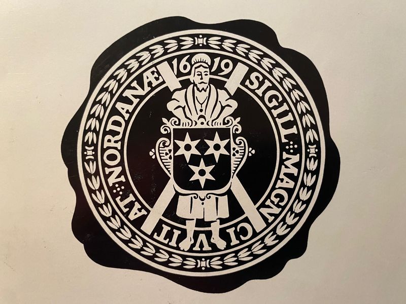 Datei:Stadtwappen 1619 Replikat 01.jpg