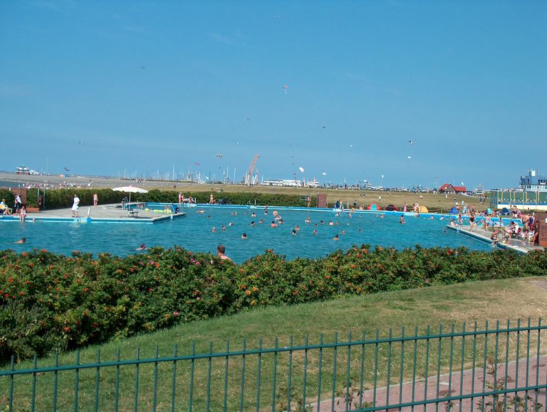 Datei:Freibad - 03 08 2003.jpg