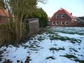 Blick auf den Bunker, dahinter ein Neubau am Gartenfeld. Aufnahme vom 2. Februar 2014.