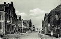 Der Gasthof (links) in der Zeit um 1950. Auf der anderen Straßenseite rechts die Schwanen-Apotheke.