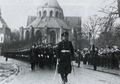 Marinesoldaten des Lagers marschieren Am Markt anlässlich des Heldengedenktags am 15. März 1942.