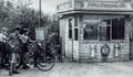Ein Kiosk gegenüber der Gaststätte Lüttje Bahnhof (um 1950).