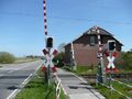 Blick auf Bahnübergang, das Gebäude rechts war zuvor Opfer eines Brandes - Aufnahme vom 5. Mai 2016.