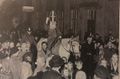 Zwei Polizeibeamte begleiten den Nikolaus auf seinem Pferd (Dezember 1952).