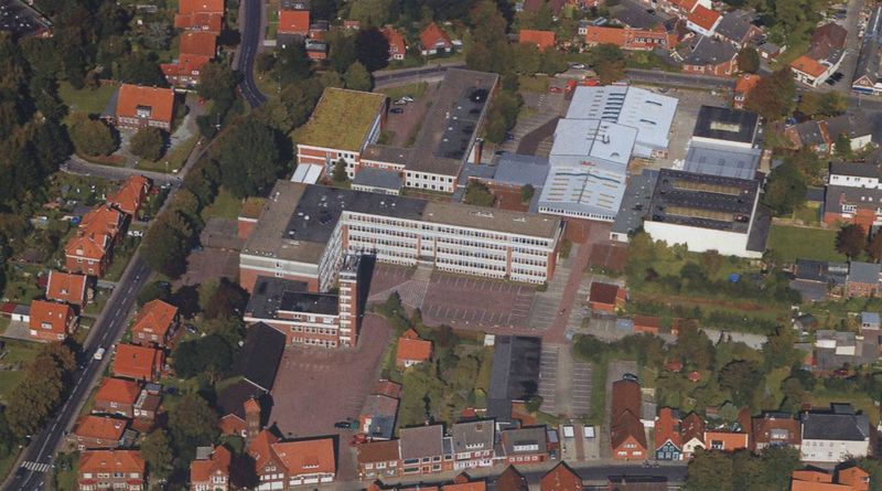 Datei:Conerusschule BBS Luftaufnahme unbekanntes Datum.jpg
