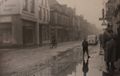 Ein Polizeibeamter im Gespräch mit einem Bürger in Höhe Neuer Weg, Einmündung Große Neustraße (um 1940).