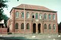 Die Marktschule zu Beginn der 1960er Jahre. Die römische Zahl über der Eingangstür verweist auf das Baujahr 1861.