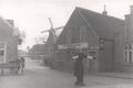 Verkehrsposten in der Brückstraße, im Hintergrund die Deichmühle (März 1950).