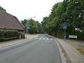Blick in die Straße, links der Linteler Hof, daneben eine Zufahrt zur Linteler Schule - Aufnahme vom 26. September 2021.