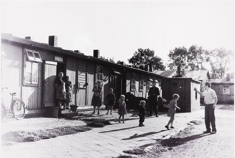 Datei:Vertriebenenlager Tidofeld Baracken 1953 01.jpg