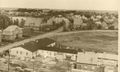 Aussicht auf Schulbaracke und -straße von der Klosterstraße (um 1950).