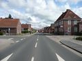 Blick in die Straße, hier noch mit alter Verkehrsführung. Rechts das SPD-Heim - Aufnahme vom 13. Mai 2010.