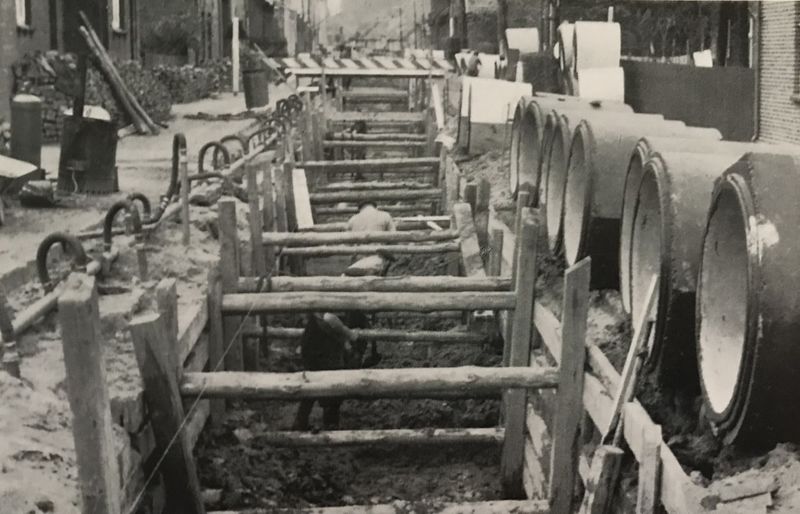 Datei:Innenstadt Kanalisation Straße 1963 01.jpg