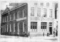 Aufnahme aus dem Jahr 1928, erkennbar u.a. an der Uniform der beiden Hitlerjungen in der Mitte (Gründungsjahr der Norder HJ).