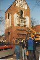 Einbau des neuen Glockenspiels (1994).