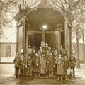 Aufnahme der Norder Stadtkapelle im kleineren Pavillon auf dem Mittelmarkt (vermutlich 1888 fotografiert). Mittig (mit Taktstock) befindet sich Richard Gottschalck.