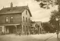 Blick auf das Bahnhofsgebäude von der Bahnhofstraße in der Zeit um 1900.