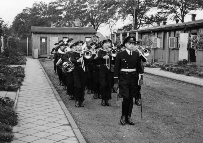 Datei:Tidofeld Lager Wehrmacht Soldaten niederländische Rekruten Vereidigung 08 1943.jpg
