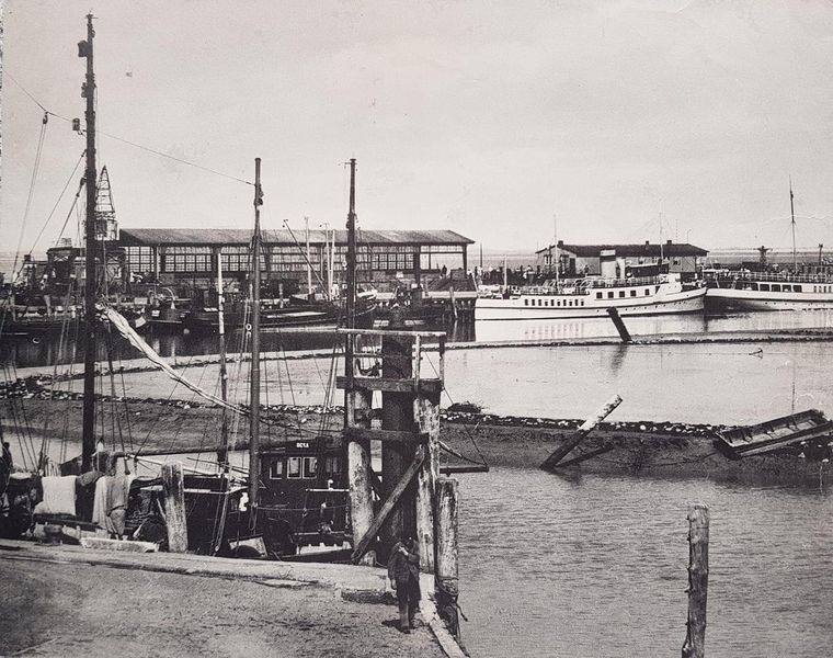 Datei:Norddeich Norddeicher Hafen Mole Frisia Fähranleger Bahnhof um 1930 01.jpg