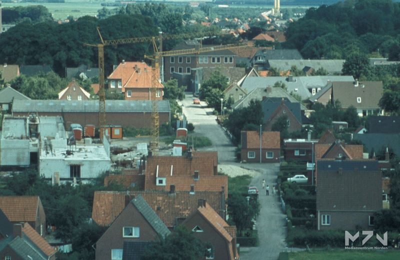 Datei:Blick vom Wasserturm über die Baustelle Finanzamt 05 08 1979 (0267343) MZ.jpg