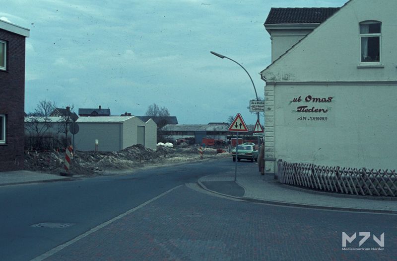 Datei:Blick von Knyphausenstraße in zukünftige Trasse 22 04 1979 (0268020) MZ.jpg