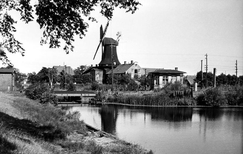 Datei:Ölmühle Berumerfehnkanal Fehnkanal Bahnstrecke Bahnschienen um 1950 01.jpg