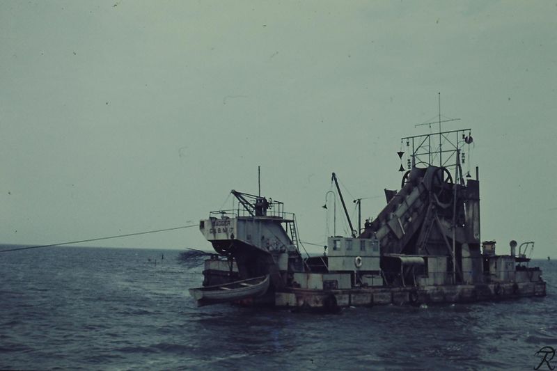 Datei:Norddeich Bagger in der Einfahrt in den Hafen 1956.JPG