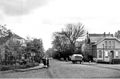 Die Bahnhofstraße in Richtung stadtauswärts in der Zeit um 1950. Der Fotograf steht in etwa in Höhe der Frisiamühle.