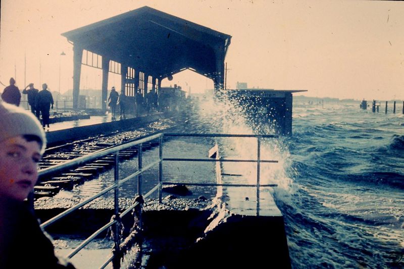 Datei:Norddeich Mole Bahnhof Wellengang Sturmflut 17 02 1962.jpg