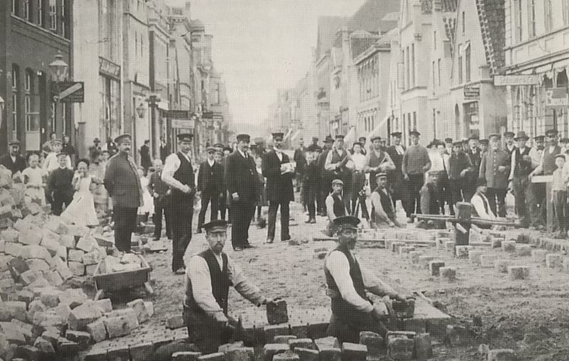 Datei:Neuer Weg Straßenbau Straßenbauarbeiten Straßenbauer Pflasterung Polizei Handwerker vor 1905 01.jpg