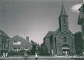 Die Kirche im Jahre 1964. Links daneben das in diesem Jahr neu errichtete Pfarrhaus.