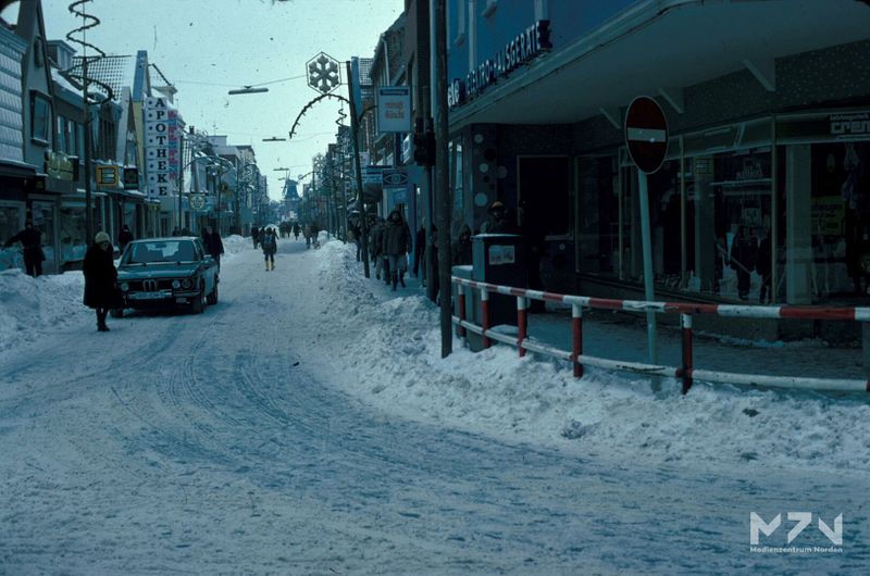 Datei:Blick von der Kreuzung Osterstraße in den Neuen Weg 18 02 1979 (0267772) MZ.jpg