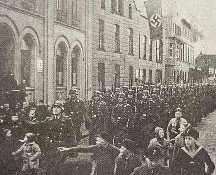 Datei:Am Markt Marktplatz Aufmarsch Marinesoldaten Tidofeld um 1940 02.jpg