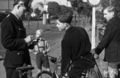 Ein Polizist schreibt jungen Radfahrern Am Zingel einen Strafzettel (1954).