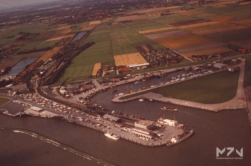 Datei:Norddeicher Hafen Luftbild unbekanntes Datum (0469042) MZ.jpg