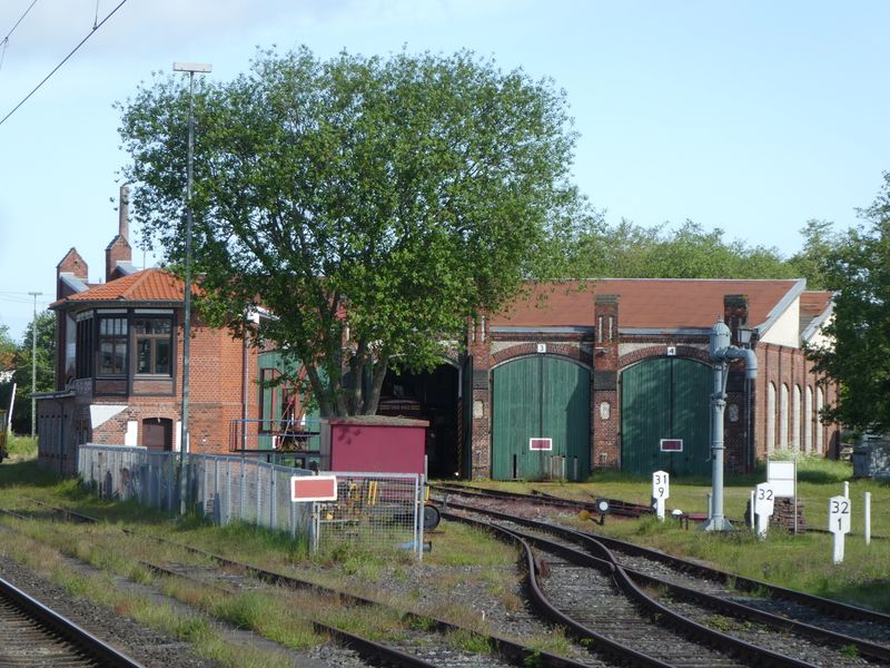 Datei:Am Bahndamm - 27052019.jpg