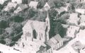 Luftaufnahme der Kirche und des alten Pfarrhausen um 1960.
