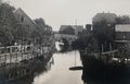 Blick auf die alte Galgentiefsbrücke, rechts die Blaufärberei van Stipriaan, links die Gaststätte Zum weißen Seehund (um 1930).