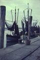 Ein Fischkutter im Hafen (1956).
