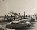 Der Hafen in der Zeit um 1965. Etwa mittig ein Polizeiposten mit Streifenwagen (VW Käfer) und einem grüßenden Polizisten.