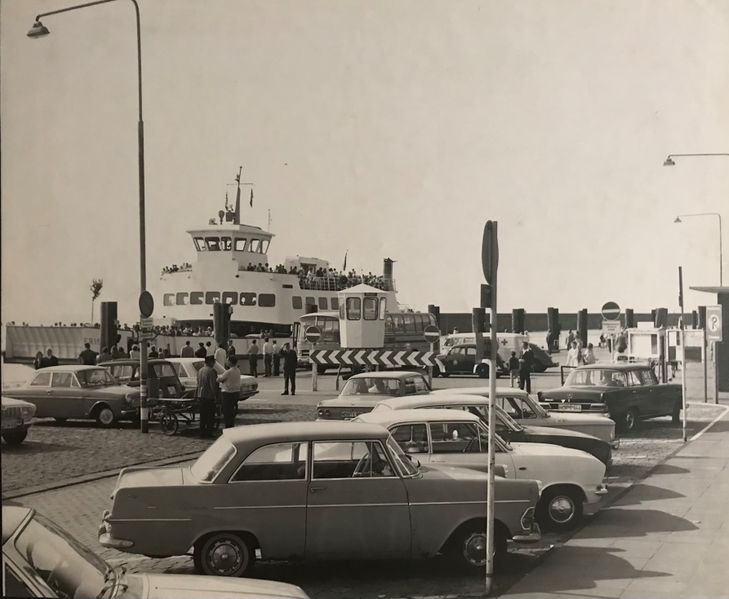 Datei:Norddeich Norddeicher Hafen Mole Frisia Fähranleger Bahnhof um 1965 01.jpg