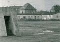 Nahaufnahme des Bunkers, im Hintergrund die Schulbaracke (um 1950).