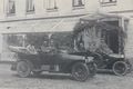 Soldaten der kaiserlichen Armee in Kraftfahrzeugen vor dem Hotel (1914).