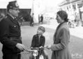 Polizeibeamter im Bürgergespräch (1954).