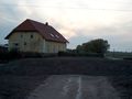 Der alte Bahnübergang mit dem Schrankenwärterhaus - Aufnahme vom 22. Oktober 2003.