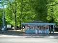 Frontansicht der Trinkhalle (Hevemeyer-Kiosk) am Markt mit Bismarckdenkmal - Aufnahme vom 4. Mai 2003.