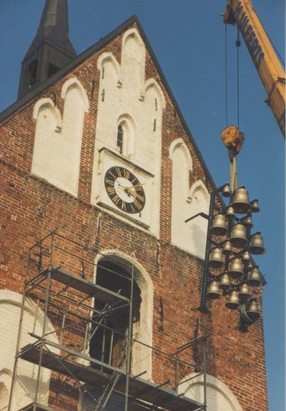 Datei:Am Markt Marktplatz Glockenturm Einbau Glockenspiel 1994 02.jpg