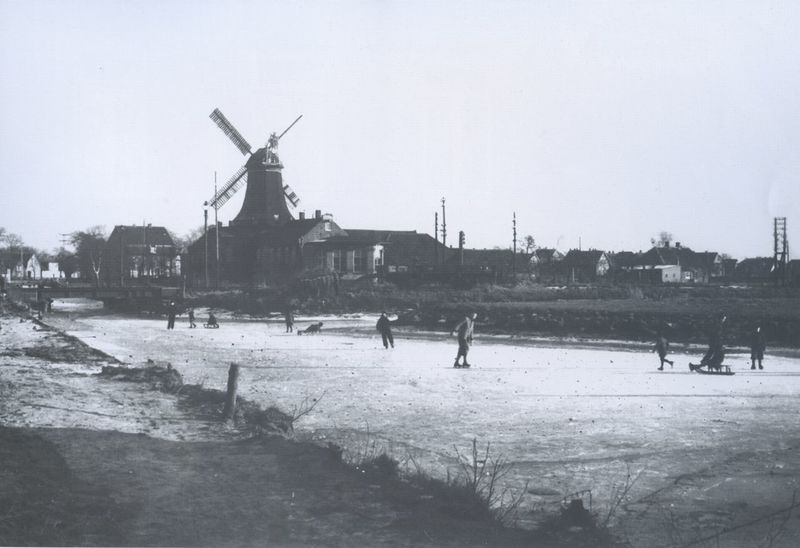 Datei:Norder Tief Heerstraße Ölmühle Berumerfehnkanal Winter um 1940 01.jpg