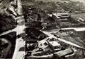 Luftaufnahme von 1958 mit Deichmühle und dem Hof nebst Tankstelle.