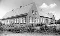 Das Schulgebäude mit dem 1927 fertiggestellten Anbau. Auf dem Dacherkennbar eine Motorsirene (um 1940).